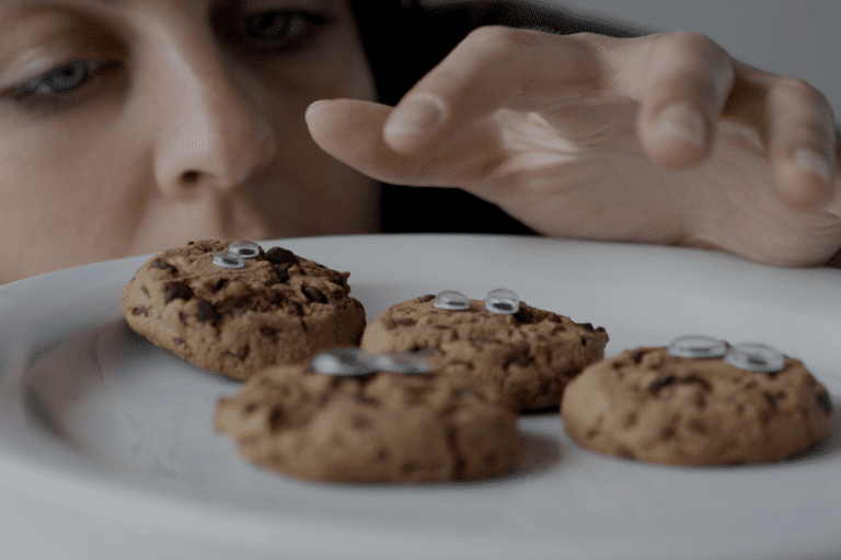 danger du sucre cookies dans une assiette