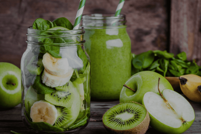 detox vivre sainement Smoothie de fruits : kiwi, bananes et pommes