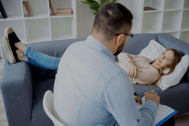 hypnose medicale Patiente allongée sur un canapé lors d'une séance d'hypnose