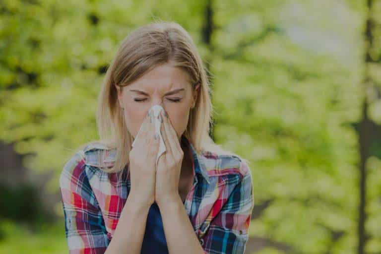 Allergie au pollen Femme qui se mouche