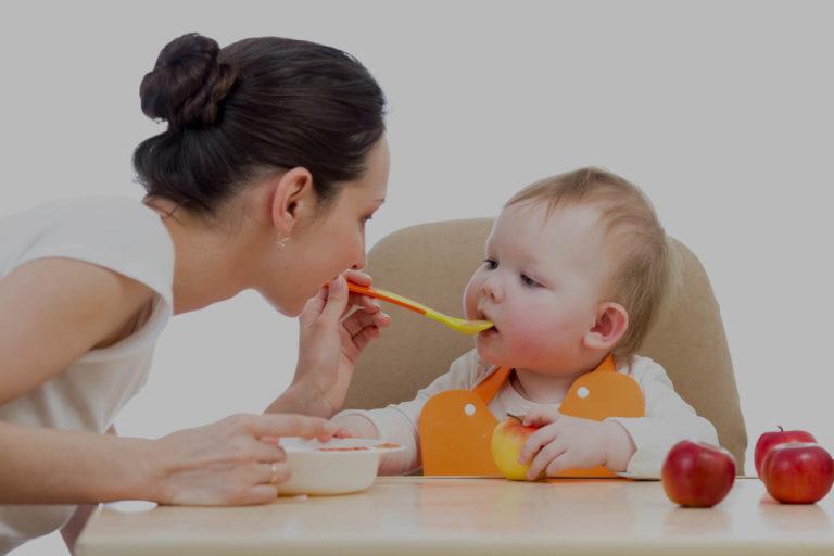 Apprentissage du gout Une mère qui donne à manger à son bébé