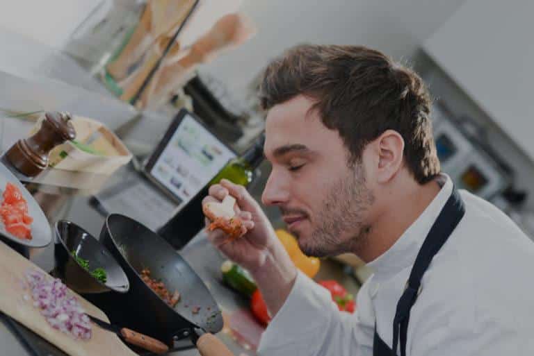 Le gout Homme en cuisine qui sent la nourriture dans une spatule