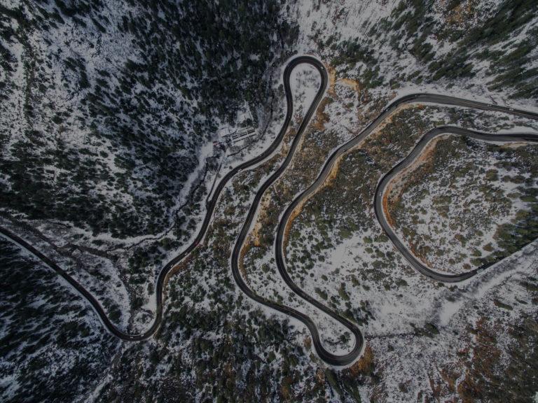 Microbiote deuxieme cerveau Vue aérienne d'une route de montagne enneigée