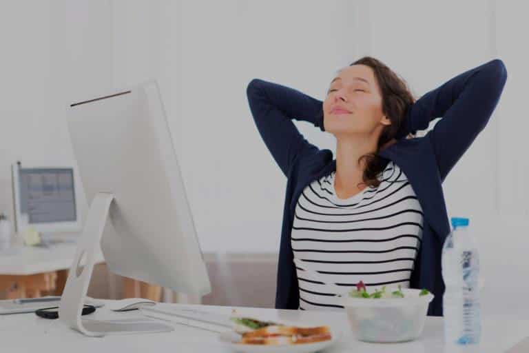 Femme-détendue-heureuse Femme heureuse et détendue
