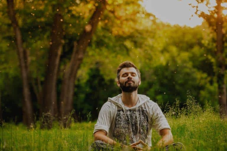 Homme-heureux-méditation Homme heureux qui médite