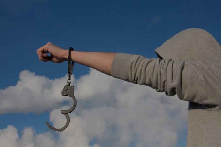 addication dependance Personne libre levant son bras qui n'est plus menotté