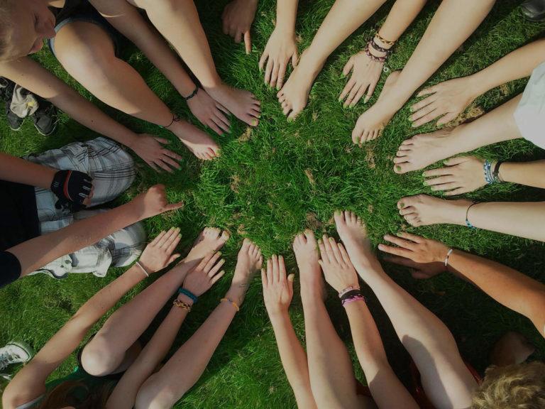 mycose des ongles Groupe de personnes montrant leurs pieds et leurs mains