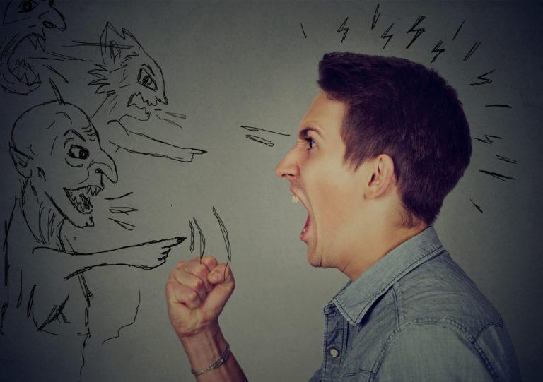 Schizophrenie Homme qui hurle le poing levé