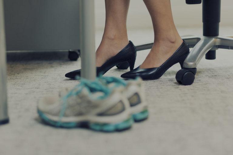 sport a la rentree Paire de chaussures de sport à côté d'une femme portant des talons