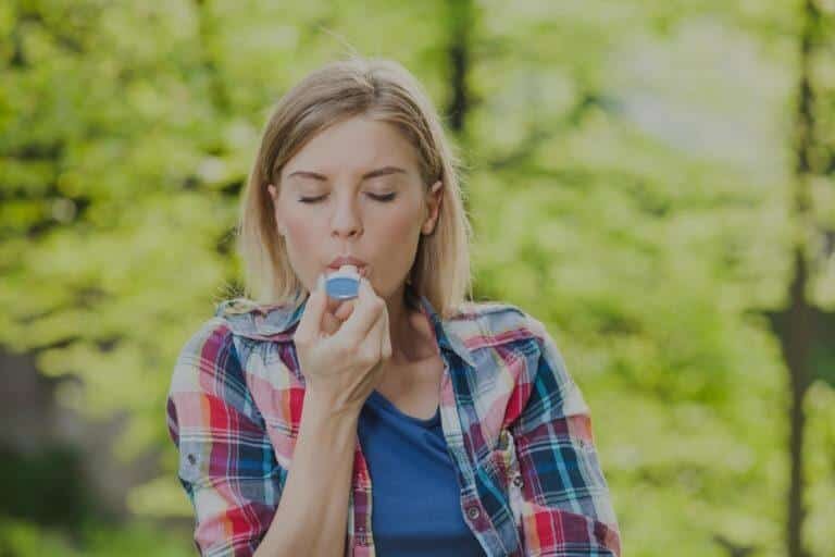 asthme Femme blonde utilisant une ventoline