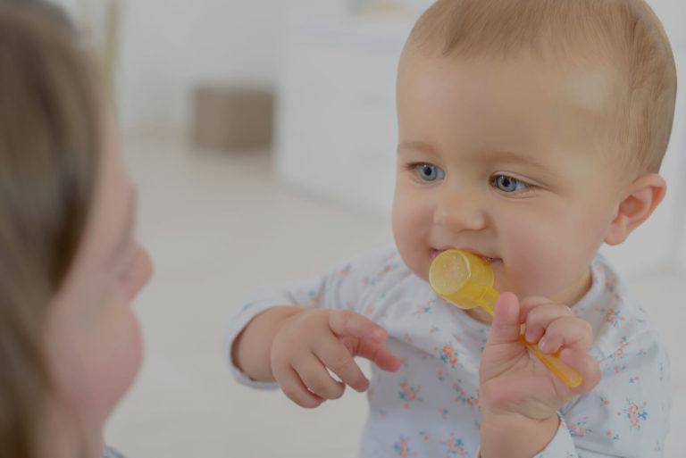 diversification alimentaire bebe Maman qui donne une cuillère à son bébé