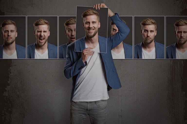 emotions Jeune homme portant une photo de son portrait