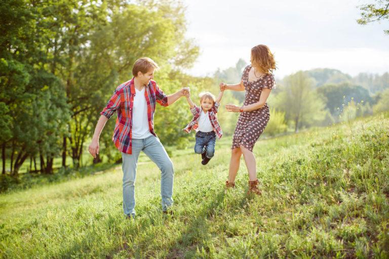 fatigue printemps parents qui jouent avec leur enfant dans la forêt