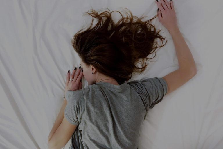 mononucleose vue aérienne d'une femme brune qui dort sur le ventre