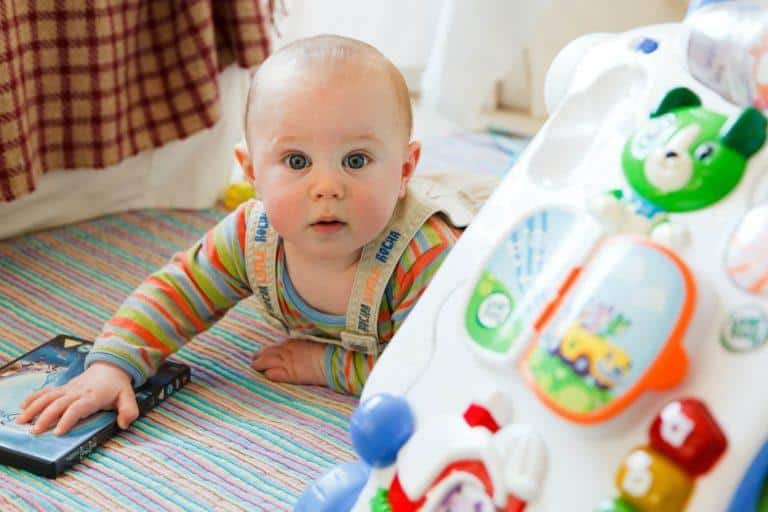 Risques domestiques chez le bébé : les 5 bons réflexes Risques domestiques chez le bébé : les 5 bons réflexes