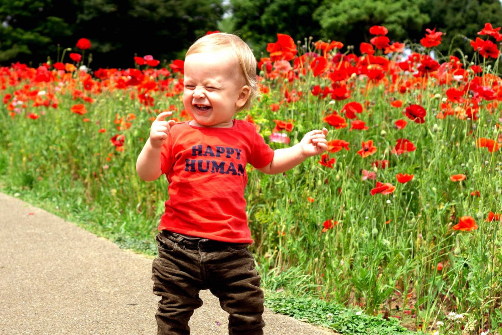 bouton-de-varicelle enfant avec un t-shirt rouge qui pleure