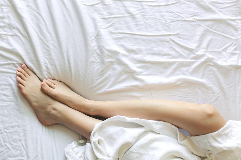 jambes lourdes vue aérienne de jambes allongées dans un lit