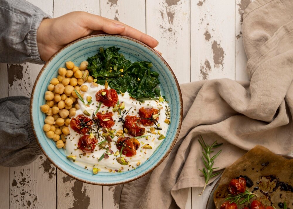 5 aliments riches en fer pour éviter les carences plat végétarien tenu dans des mains